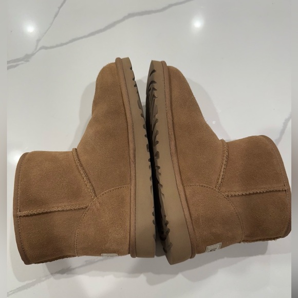 Like New! UGG Jona Classic Chesnut Short Boots-Sz 4 - Picture 6 of 12